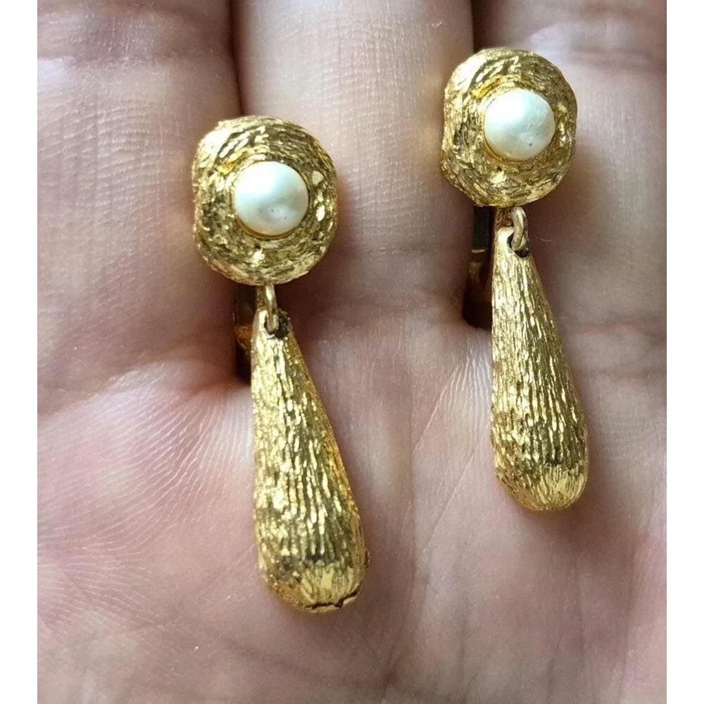 vintage RICHELIEU Texture Gold Faux Pearl Dangle Clip-On Earrings